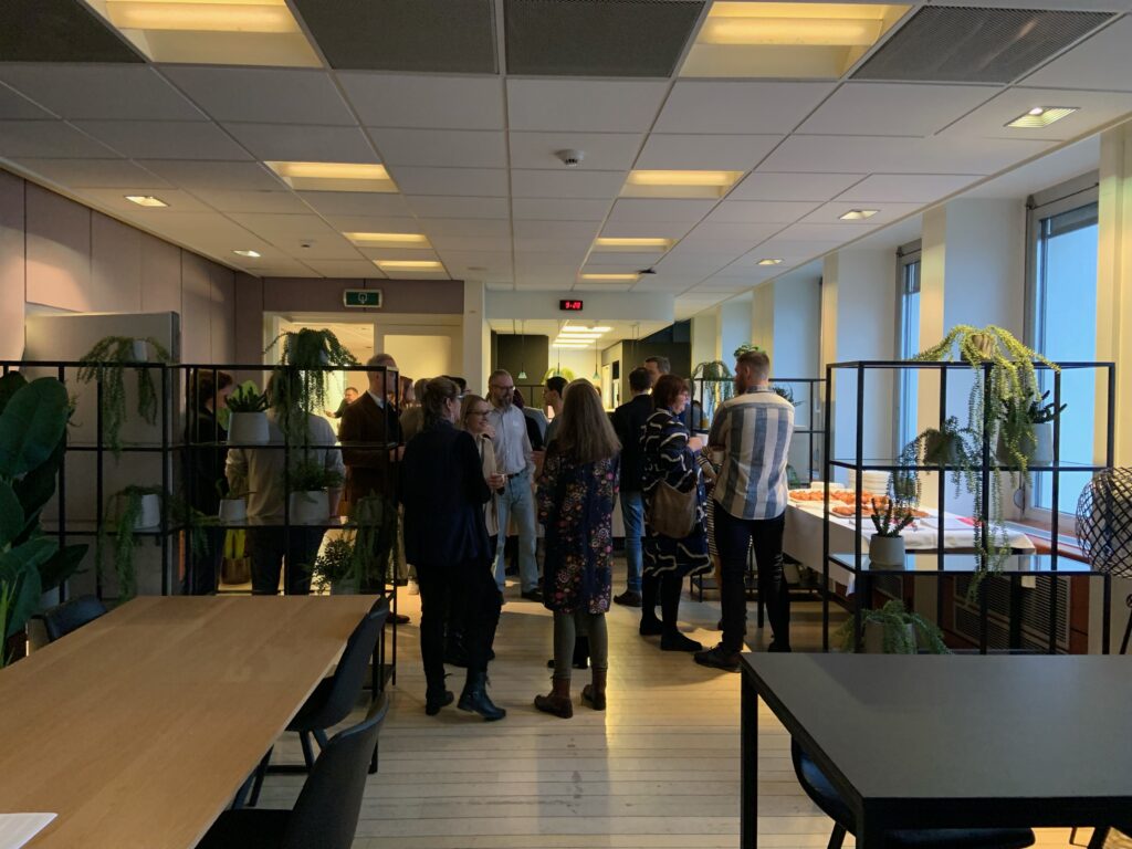 Photograph of people mingling during a coffee break in the VRT offices.